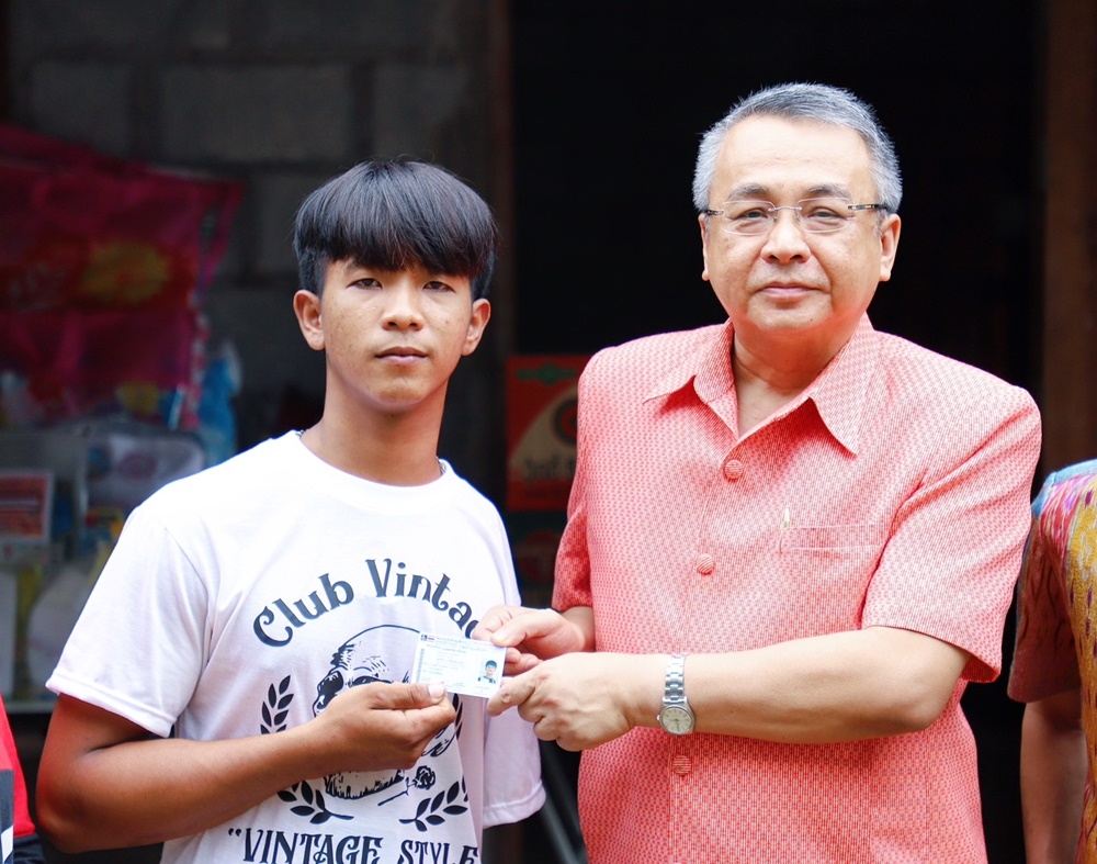 ผู้ว่าฯสุราษฎร์ธานี เยี่ยมให้กำลังใจ "น้องโดม" ผู้พิการแขนเดียวสู้ชีวิต 