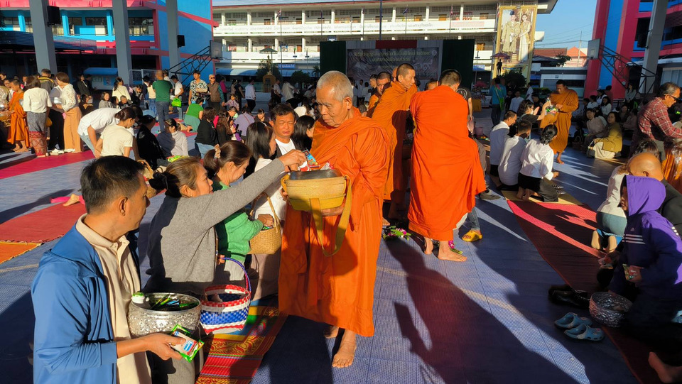 “ชาวยโสธร”ร่วมใจตักบาตรรับปีใหม่ 2569 “ผู้ว่าฯ–นายกเทศมนตรี” นำประชาชนเสริมสิริมงคล เบิกฤกษ์ชีวิตดีตลอดปี 