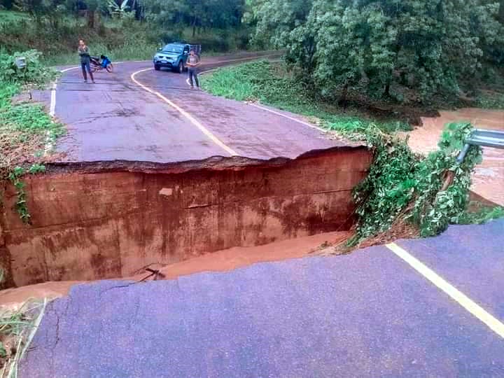 พิษณุโลกฝนตกหนัก ทำให้ถนนขาดเขตพื้นที่อำเภอนครไทย 