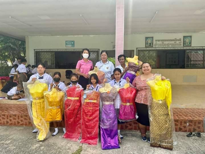 โครงการส่งน้ำฯทุ่งสัมฤทธิ์ ร่วมบริจาคชุดไทยให้โรงเรียนในเขตพื้นที่อำเภอพิมาย นครราชสีมา
