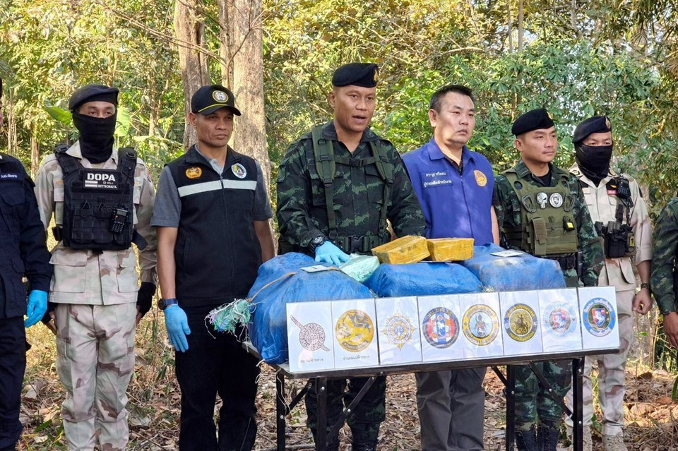 ทัพเจ้าตากปะทะเดือดชายแดนแม่ฟ้าหลวง ยึดไอซ์ 60 กิโลกรัม กลุ่มขนยาหนีเข้าป่า