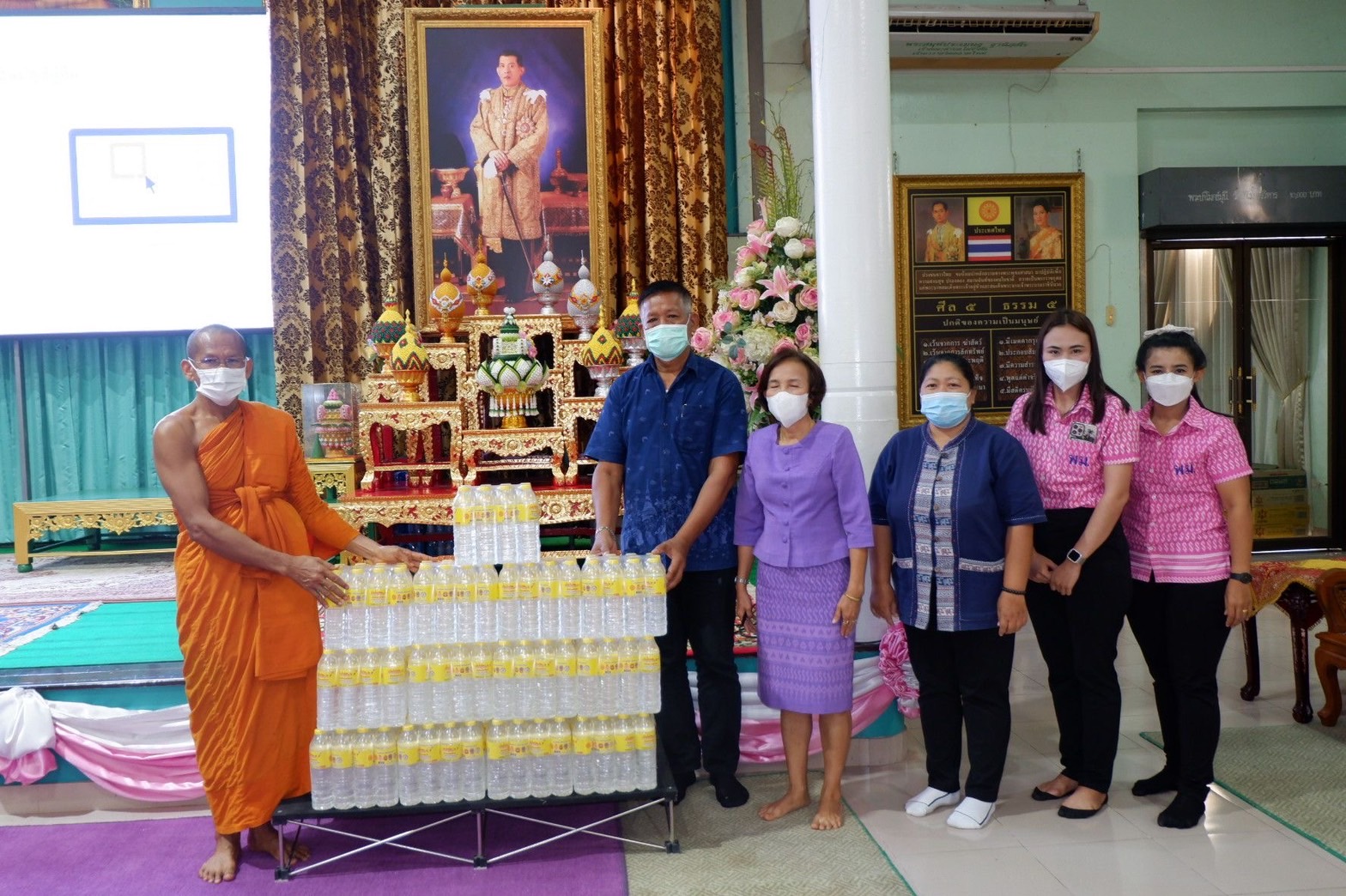  เจ้าอาวาสวัดอ่างทองวรวิหาร มอบน้ำดื่มให้แก่กลุ่มเปราะบาง