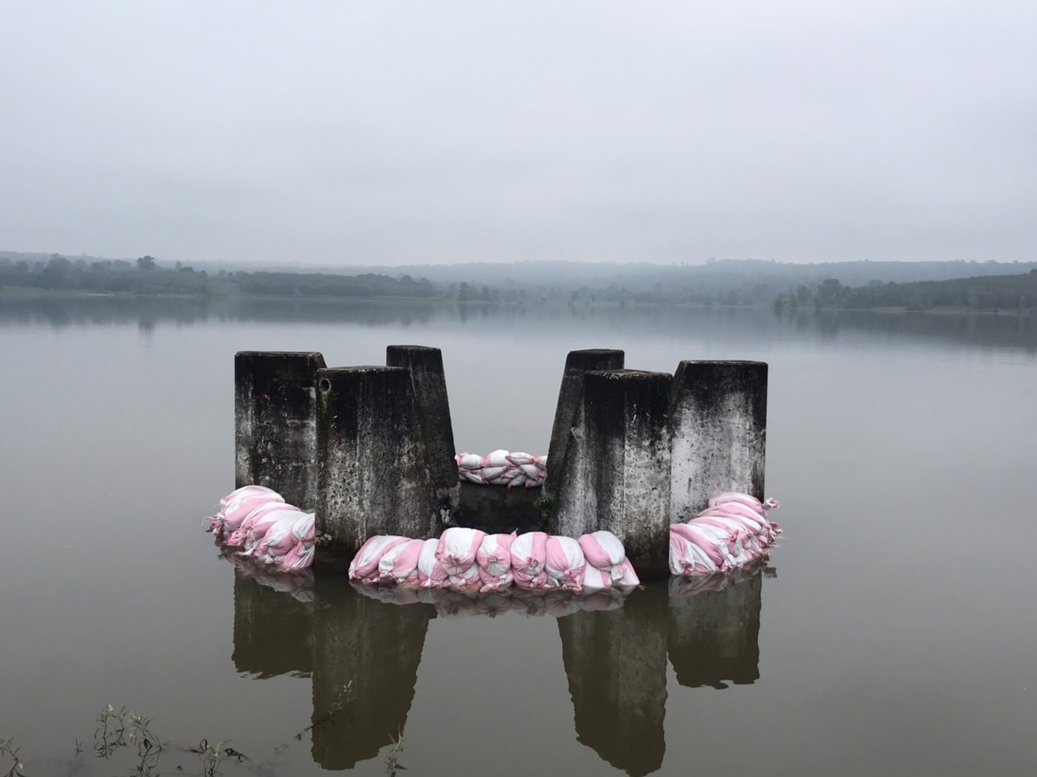  ผอ.ชลประทานศรีสะเกษ เห็นน้ำลด เร่งเสริมกระสอบทราย Spillway อ่างห้วยน้ำคำ เก็บกักไว้เพื่อใช้ทำการเกษตรในฤดูแล้ง 