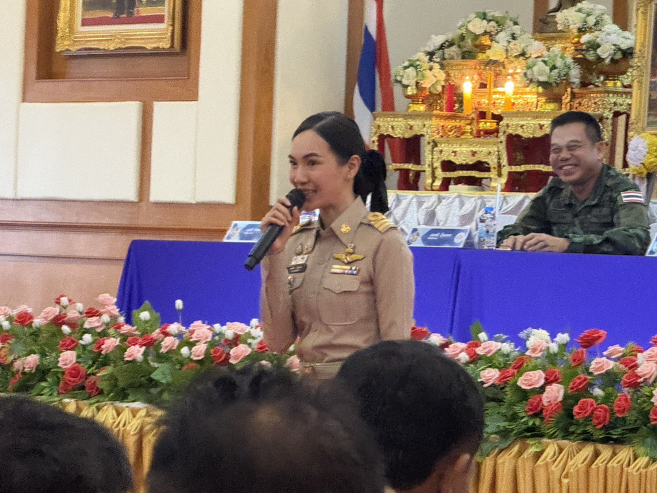 ศรีสะเกษสดใส! "ผู้กองแคท" โชว์ลูกคอร้อง "สาวนาสั่งแฟน" สร้างรอยยิ้มกลางที่ประชุม 