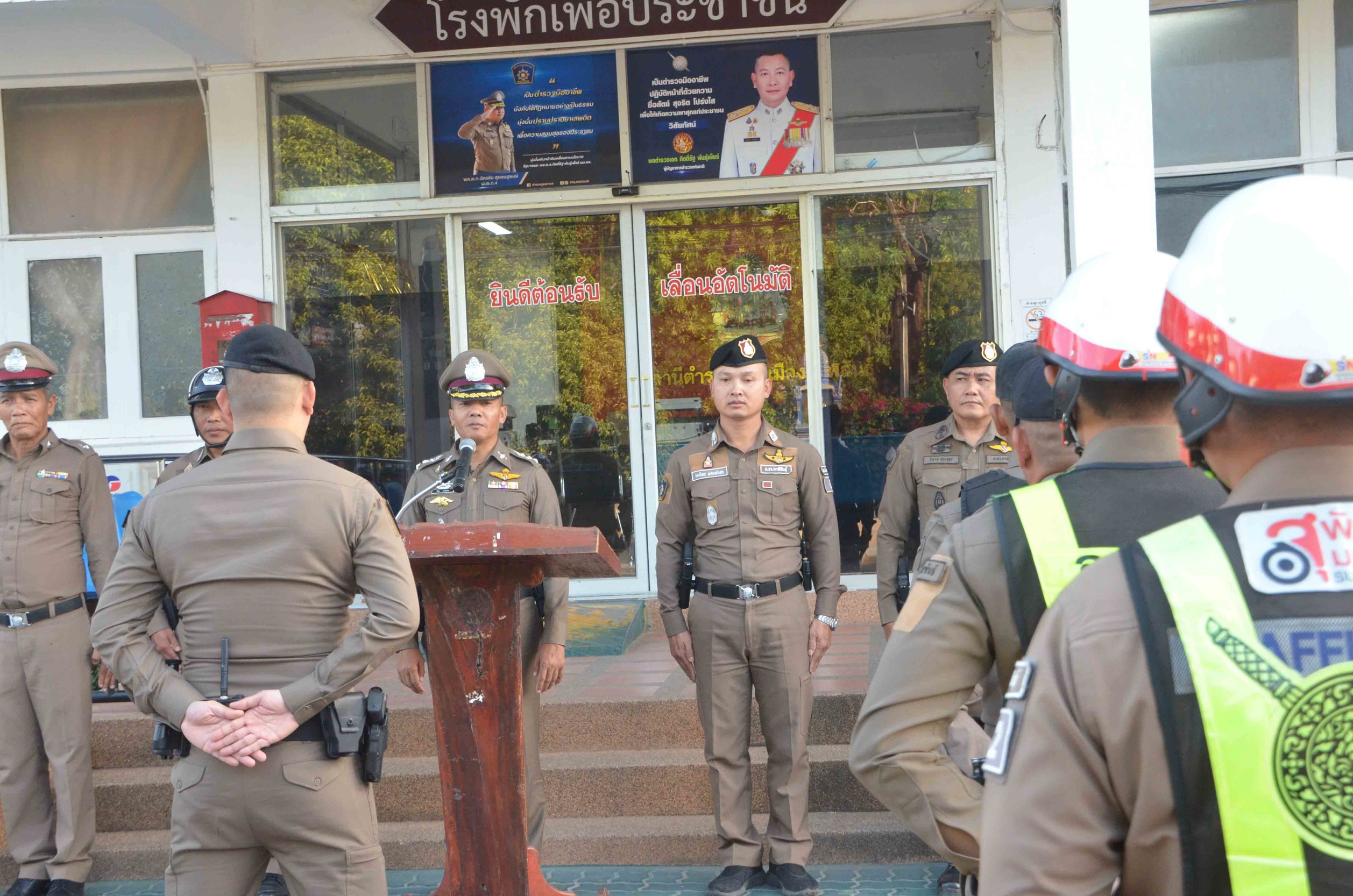 ตำรวจกาฬสินธุ์ปล่อยแถวสนธิกำลังดูแลความสงบเรียบร้อยงานกาชาด