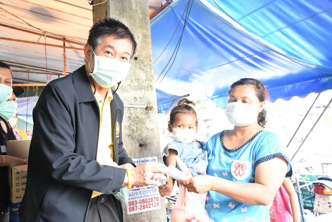 ผู้ว่าฯ ตรัง ลงพื้นที่ตลาดสดติดตามมาตรการป้องกันการแพร่ระบาดของโควิด 19