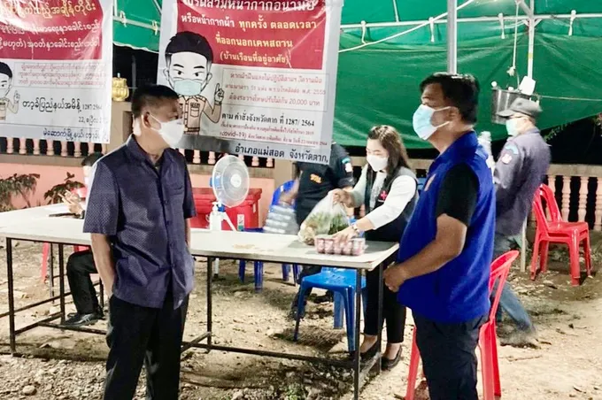 นายอำเภอแม่สอด ตรวจเยี่ยมจุดคัดกรอง  มอบสิ่งของให้กำลังใจผู้ปฏิบัติงานบ้านหนองบัว