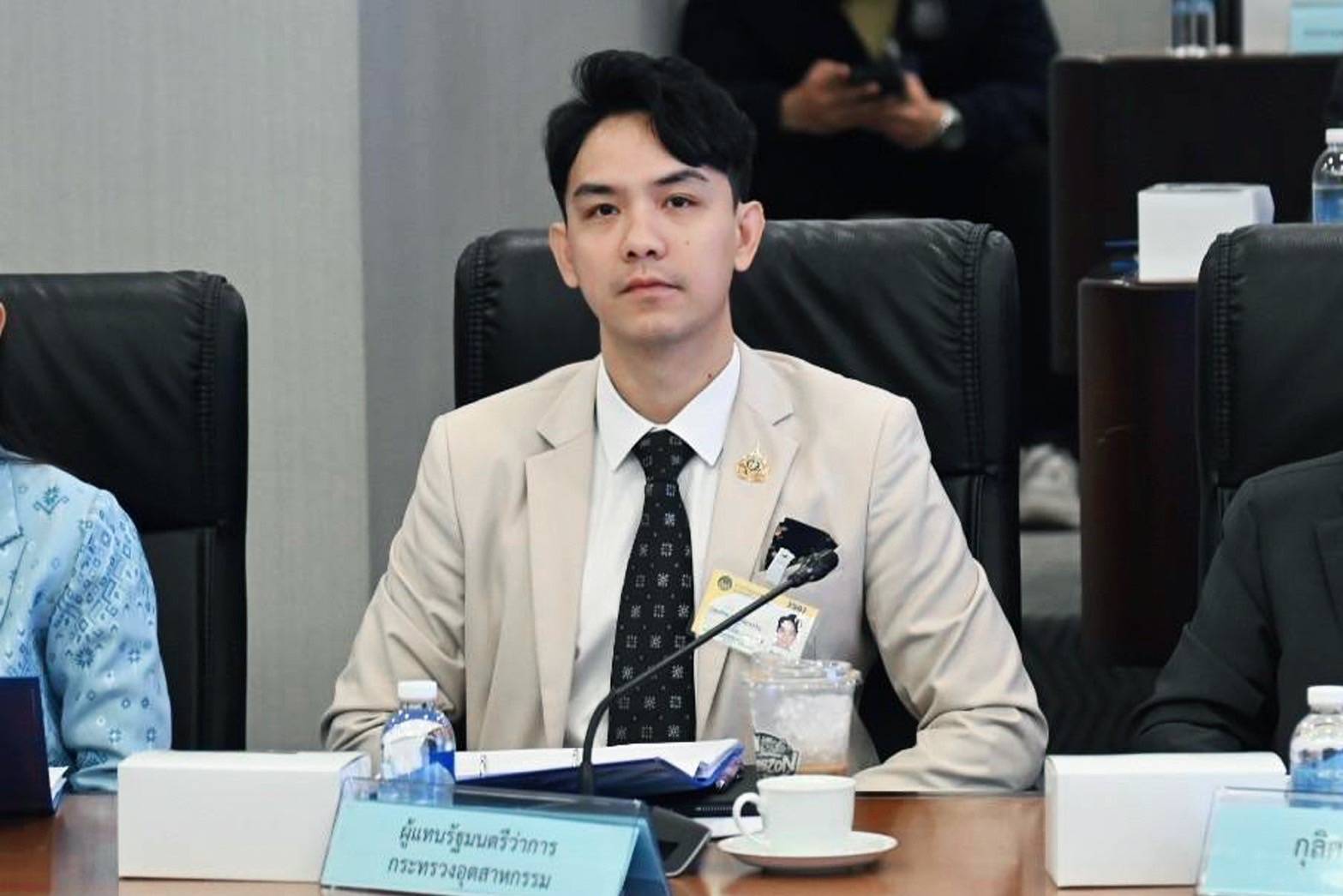 ดรามากากพิษ  ! "ลอรี่" โว "รมว.อุตฯ" ผลงานเยอะ เหน็บ "สส.ฝ่ายค้าน" ยินดีให้เอาไปเคลมได้ 