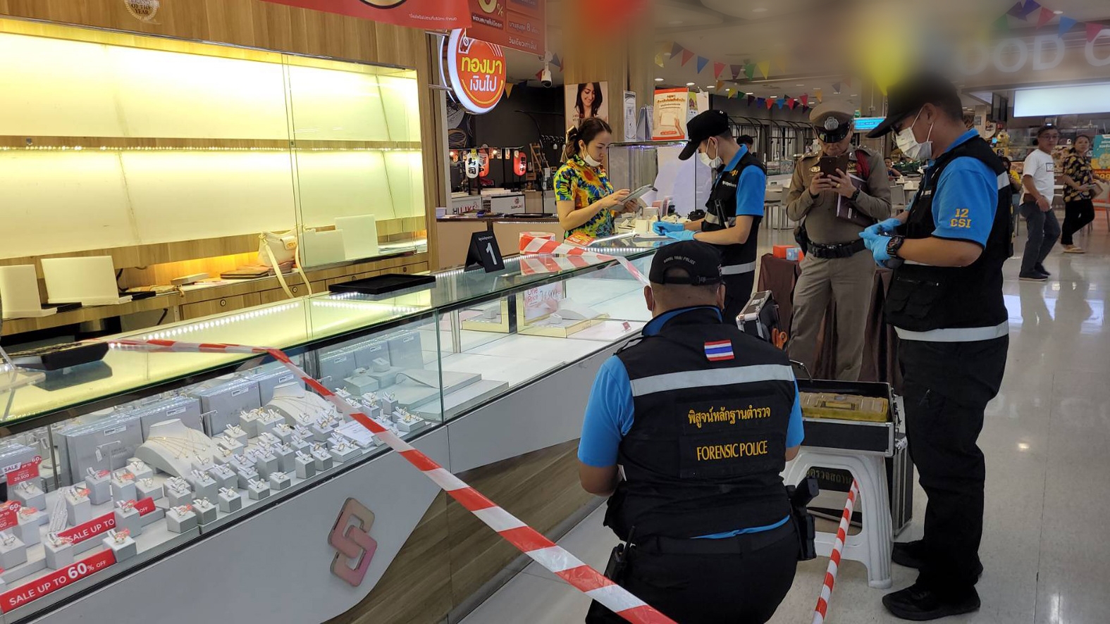 โจรหนุ่มวิ่งราวร้านทองกลางห้างดัง ฉกสร้อยคอทองคำหนัก 5 บาท หลบหนีลอยนวล