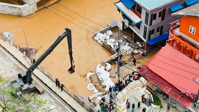 'แม่น้ำสายลด'เชียงรายชาวบ้านเร่งทำความสะอาดเร่งขุดลอกอุดบิ๊กแบ็คป้องกัน