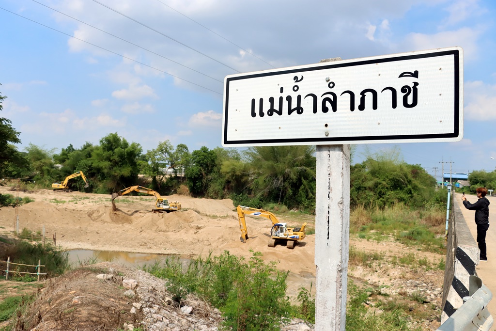 ชป.ลุยก่อสร้างทำนบชั่วคราว-ขุดลอกลำภาชี คาดเก็บน้ำได้ทันฝนนี้