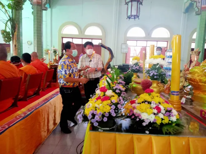 นายกเทศบาลตำบลท่าม่วง-ม่วงชุม ร่วมทอดกฐินสามัคคีสมทบทุนสร้างซุ้มประตูทางเข้าวัดถ้ำเขาน้อย ยอดเกือบ 2 ล.