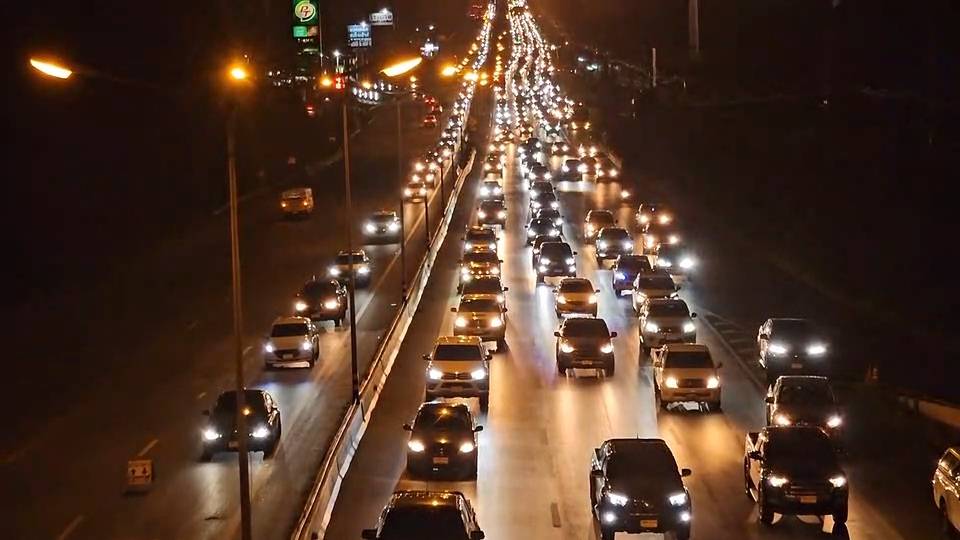 ถนนมิตรภาพจากมวกเหล็กเต็มทุกช่องทางถนนพหลโยธินเปิด 8 เลน เข้ากรุงเทพ   หลังประชาชนเริ่มทยอยกลับกทม.