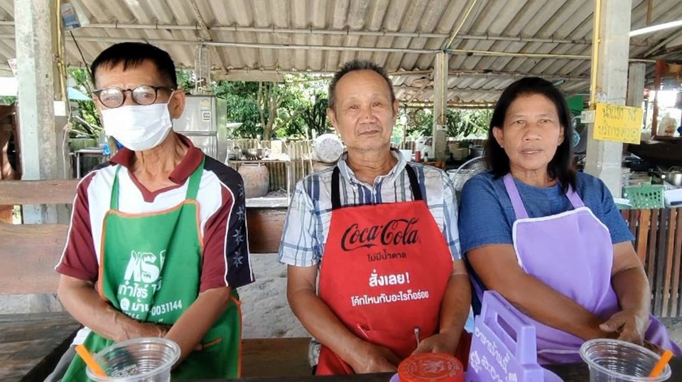 ก๋วยเตี๋ยวเรือสูงวัย! 3 ลุง–ป้า เสิร์ฟเอง ทำเอง ชามละ 20 บาท ลูกค้าแน่นร้าน