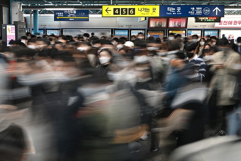 โสมขาวระทึก! ชายคลั่งควงมีดไล่แทงผู้คนย่านสถานีรถไฟฟ้าใต้ดินกรุงโซลดับ 1 เจ็บ 3