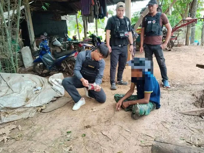 กาฬสินธุ์ลุยกวาดล้างยาเสพติดไม่เว้นวันหยุด ปูพรมค้น 15 เป้าหมาย รวบ 8 ผู้ต้องหา ยึดยาบ้า 302 เม็ด