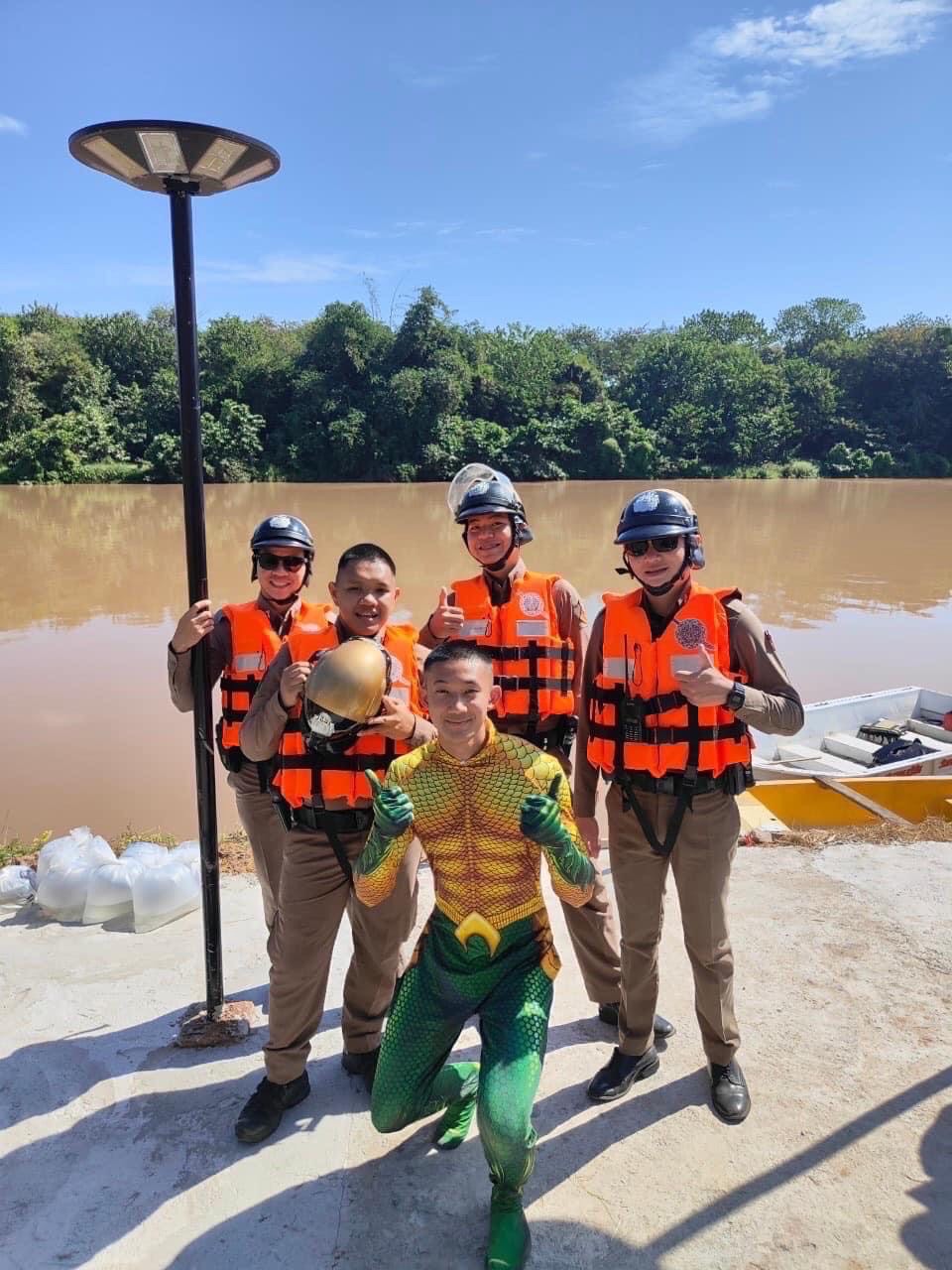 ผกก.สภ.เมืองอุตรดิตถ์  สั่ง ตร.สายตรวจทางน้ำ-อควาแมน เจ้าสมุทร ล่องเรือออกตรวจตราจ  สร้างสีสันและรอยยิ้มปชช.ช่วงสงกรานต์