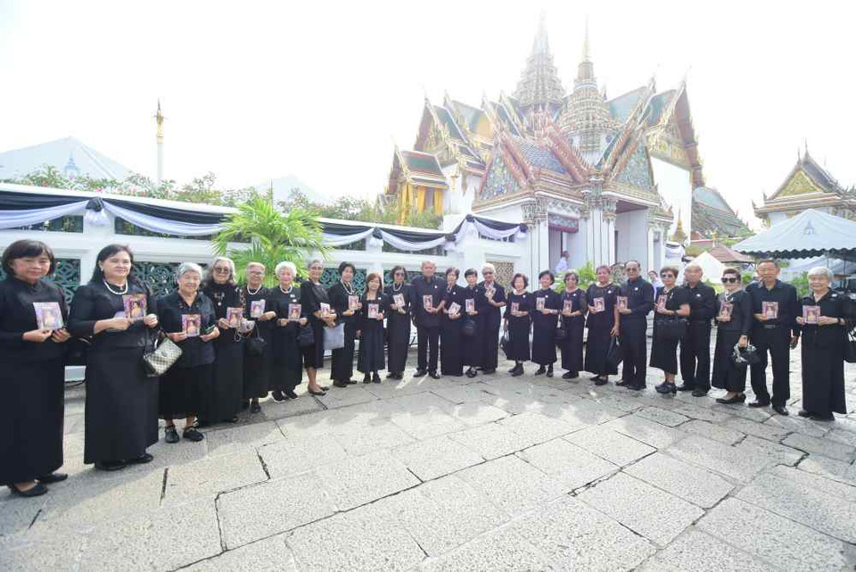 พสกนิกรทุกหมู่เหล่า เข้ากราบถวายบังคมพระบรมศพ "พระพันปีหลวง" ด้วยสำนึกในพระมหากรุณาธิคุณอันหาที่สุดมิได้ 