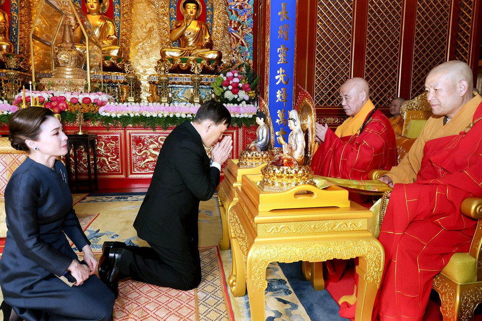 ในหลวง–พระราชินี เสด็จฯ สักการะพระศากยมุนีและพระบรมสารีริกธาตุ “พระเขี้ยวแก้ว” ณ วัดหลิงกวง กรุงปักกิ่ง