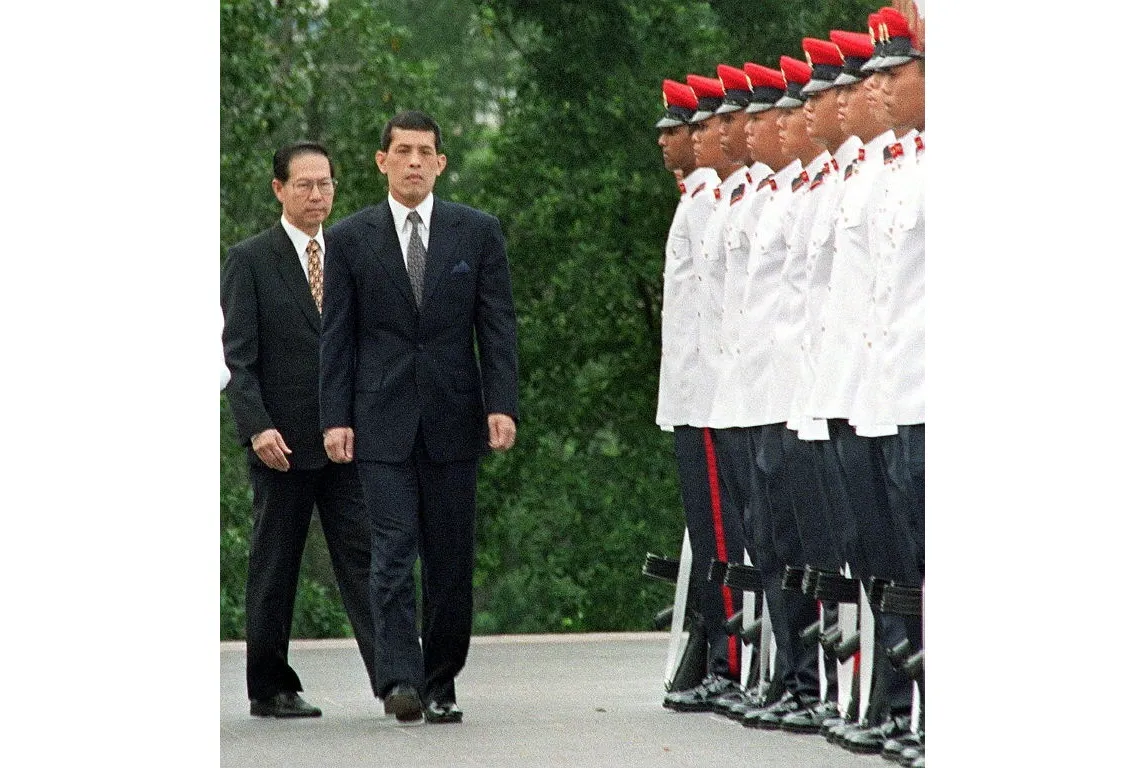 พระบาทสมเด็จพระปรเมนทรรามาธิบดีศรีสินทรมหาวชิราลงกรณ พระวชิรเกล้าเจ้าอยู่หัว รัชกาลที่ 10 ครั้งพระองค์ทรงดำรงพระราชอิสริยยศสมเด็จพระบรมโอรสธิราช เจ้าฟ้ามหาวชิราลงกรณ สยามมกุฎราชกุมาร เสด็จพระราชดำเนินเยือนสิงคโปร์ โดยมีประธานาธิบดีออง เท็ง เชียง แห่งสิงคโปร์ ถวายการต้อนรับ (Photo : AFP)