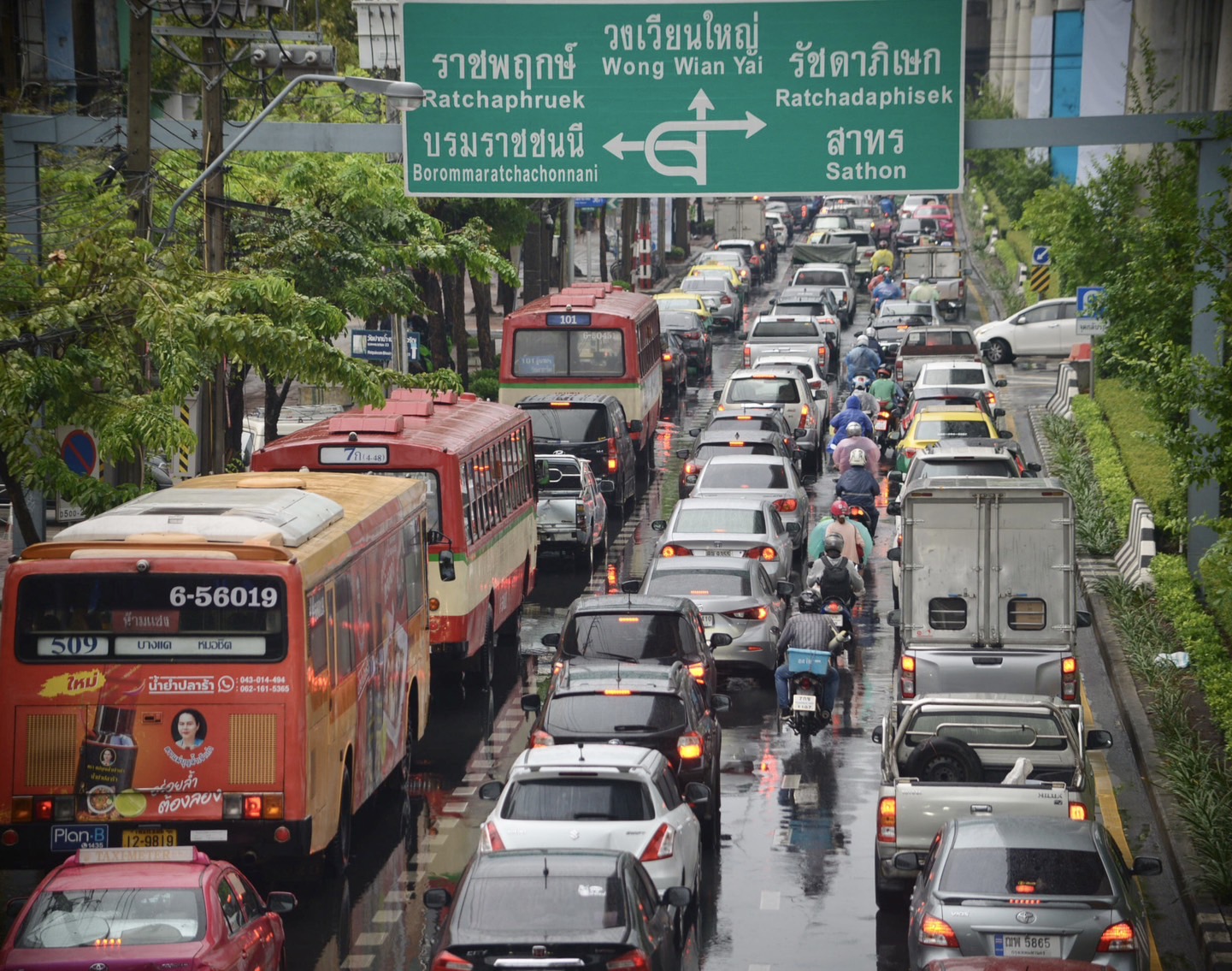 สภาพการจราจรแยกบางหว้า ถนนเพชรเกษม ติดขัดอย่างมากภายหลังฝนตกหนักในหลายพื้นที่ตั้งแต่เช้ามืด
