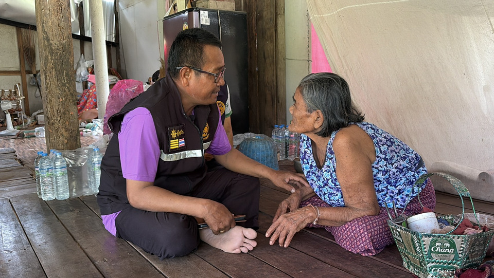 ผญบ.บุรีรัมย์เร่งช่วยแม่เฒ่าวัย 91 ปี เลี้ยงลูกพิการ 4 คน ชวดสิทะบัตรคนจน เหตุเคยมีเงินบริจาคเข้าบัญชี 