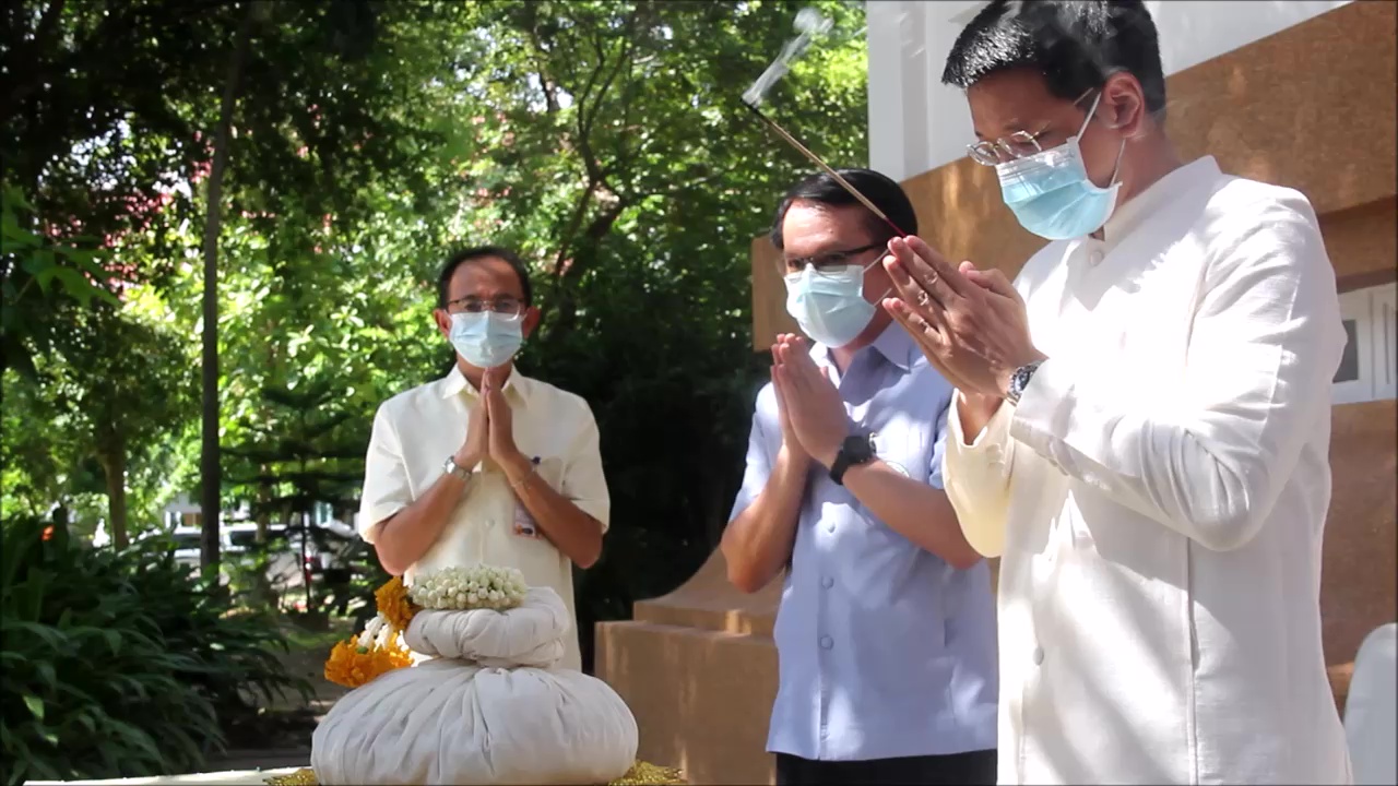 ผู้ว่าฯอุดรทำพิธีลอยอังคารกระดูกศพโควิดทิ้งโคนต้นโพธิ์แม่น้ำโขง
