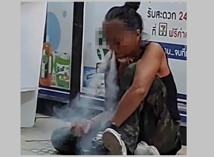 สาวขอนแก่นนั่งเสพยาหน้าร้านสะดวกซื้อไม่แคร์สายตาคนนับร้อย