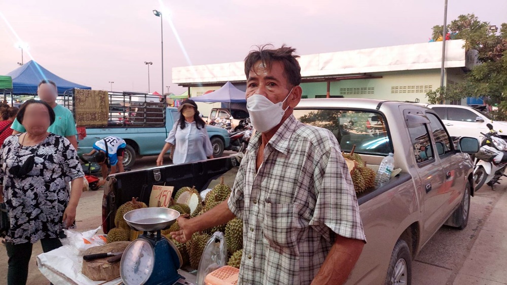 นทท.จีน หัวหมอ หวังกินทุเรียนฟรี บุกหาเรื่องพ่อค้าทุเรียนอ้างขายทุเรียนปลอม