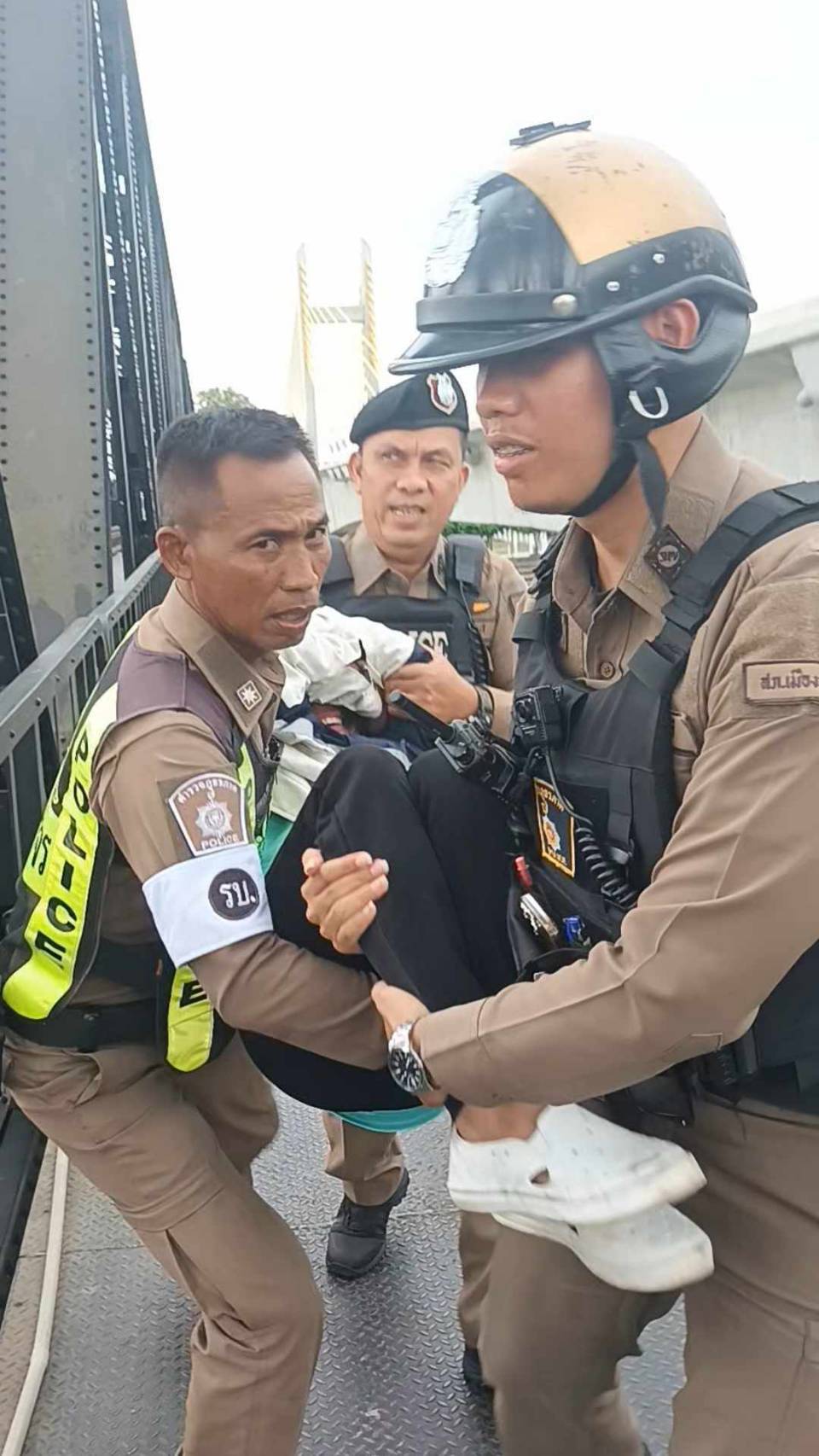 ชาวโซเชียลแห่แชร์ชื่นชมตำรวจราชบุรี ช่วยหญิงสาวเตรียมโดดสะพาน เล่าวินาทีช่วยทั้งน้ำตา ภาคภูมิใจที่ช่วยได้ 1 ชีวิต
