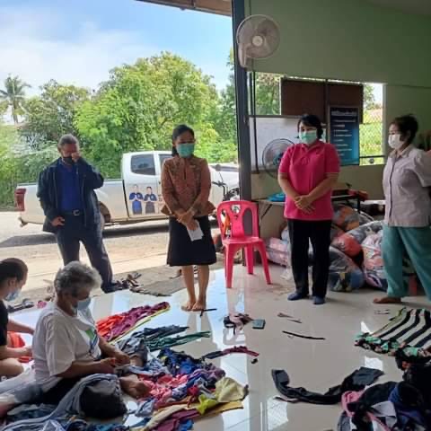 "สจ.เตี้ย" เยี่ยมให้กำลังใจกลุ่มแม่บ้านคุ้มโนนตาล ทอพรมเช็ดเท้าสร้างรายได้ในสถานการณ์โควิด-19