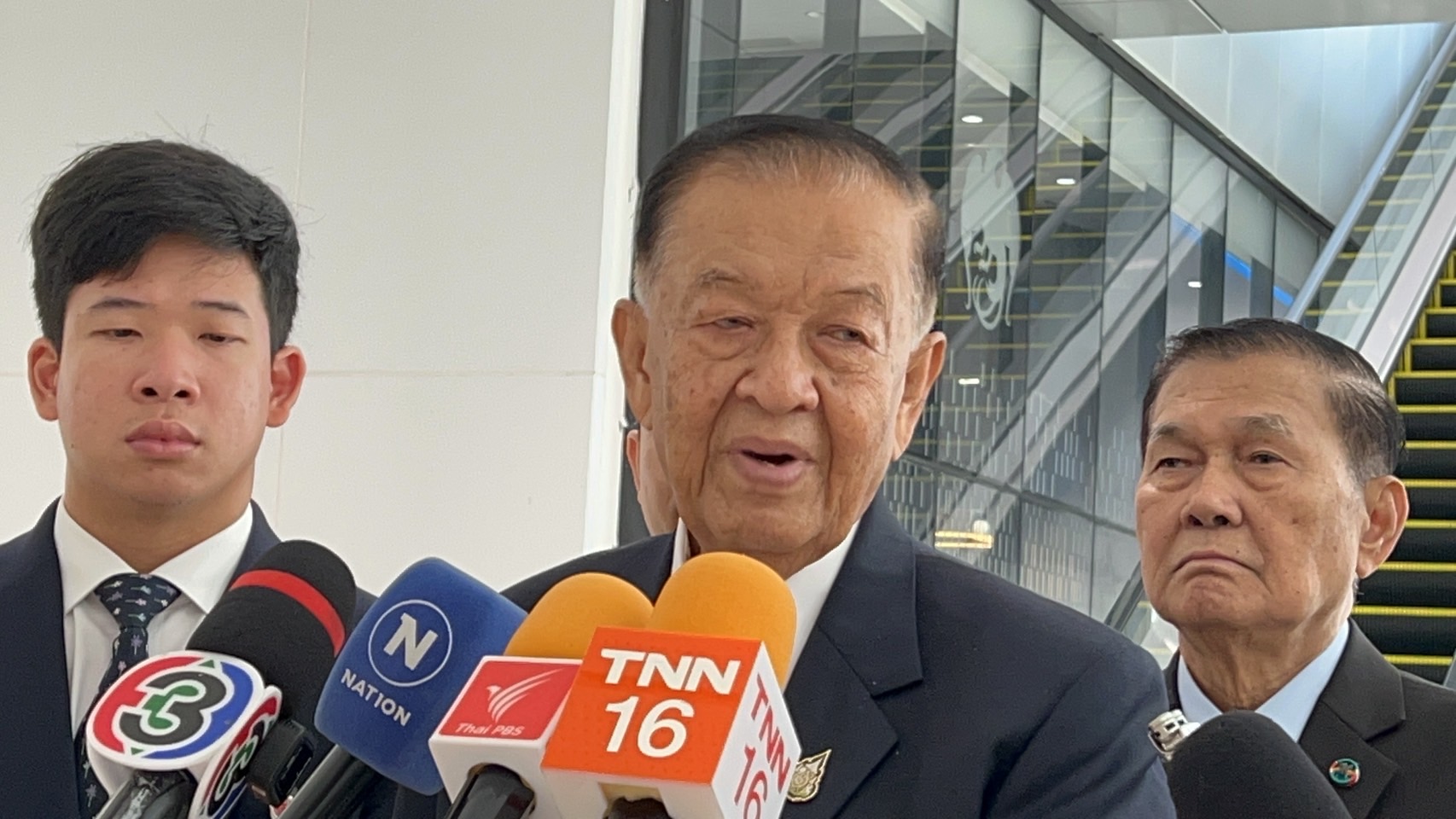 "วันนอร์" รอครม.เคาะวันเปิดประชุมวิสามัญ ถกงบฯ 68 ย้ำเดือน มิ.ย.เหมาะสม ย้ำ ร่างแก้รธน.ยังนำเข้าพิจารณาไม่ได้ ต้องรอทำประชามติก่อน         