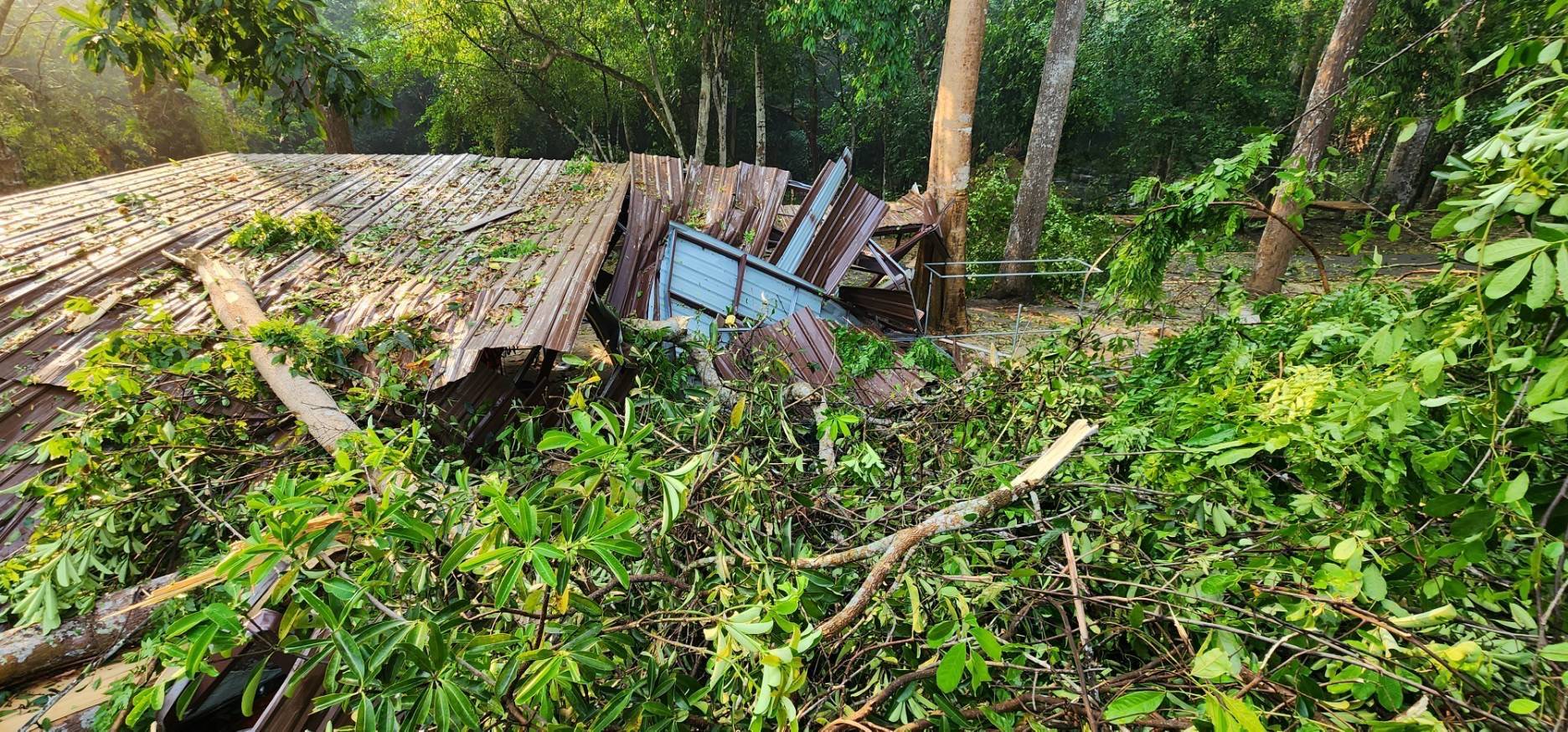 พายุฤดูร้อนซัด"ศรีสวัสดิ์"เสียหายหนัก ไฟฟ้าดับ 15 ชม.อุทยานฯเอราวัณประกาศปิดชั่วคราว  