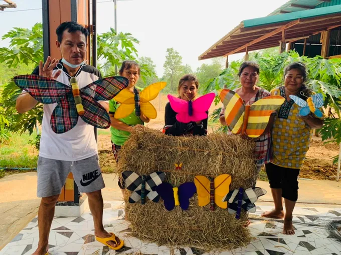 "กองทุนแม่ของแผ่นดินบ้านสมสะอาด" จ.ยโสธร  ประดิษฐ์ผีเสื้อจากผ้าอัตลักษณ์ประดับในนิทรรศการเฉลิมพระเกียรติฯ