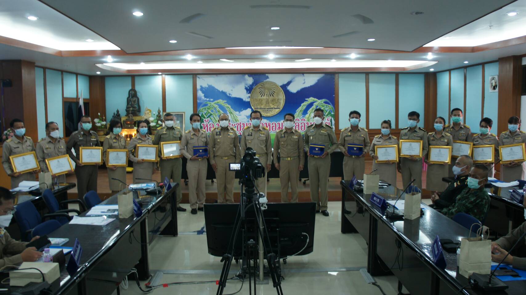 พ่อเมืองยโสธรมอบเกียรติบัตรและเข็มเชิดชูเกียรติ  ข้าราชการพลเรือนดีเด่นประจำปี 2563