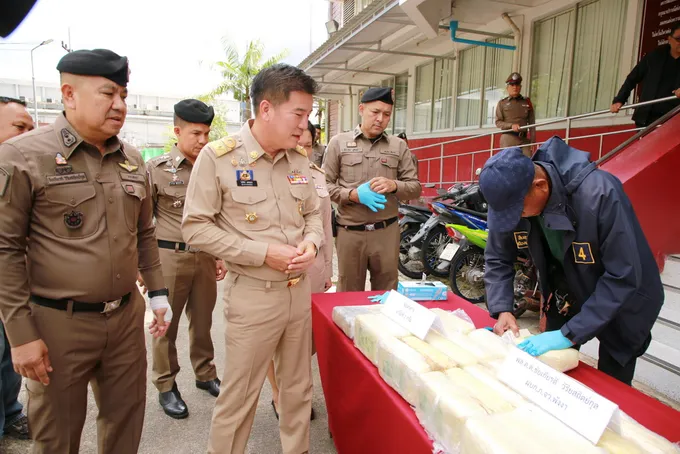 ระทึก! เก๋งหนีด่านพังงา ชนเสาไฟทิ้งรถ พบยาบ้า 5.9 แสนเม็ด-ไอซ์ ตำรวจเร่งล่าคนขับ