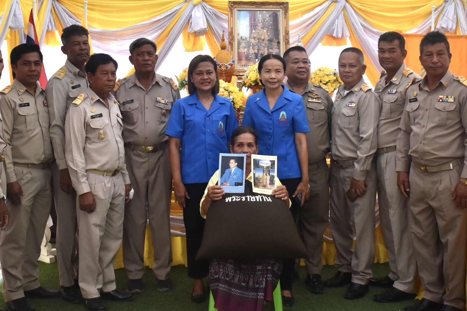 ชัยภูมิมูลนิธิราชประชานุเคราะห์ฯ เชิญสิ่งของพระราชทานมอบแก่ผู้ประสบอัคคีภัย