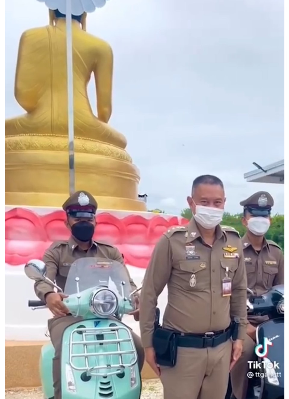 ชาวโซเชียลฮือฮา ! ตร.สภ.เมืองอุตรดิตถ์  แต่งกายสวมใส่ชุดเครื่องแบบเต็มยศ โชว์ถือปืนฉีดน้ำทำคลิปลง Tiktok 