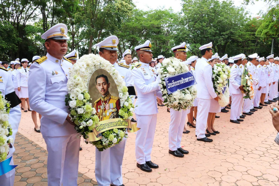  พสกนิกรชาวหัวหินวางพวงมาลาน้อมรำลึก ในหลวง ร.7 ครบรอบ 85 ปีแห่งการเสด็จสวรรคต