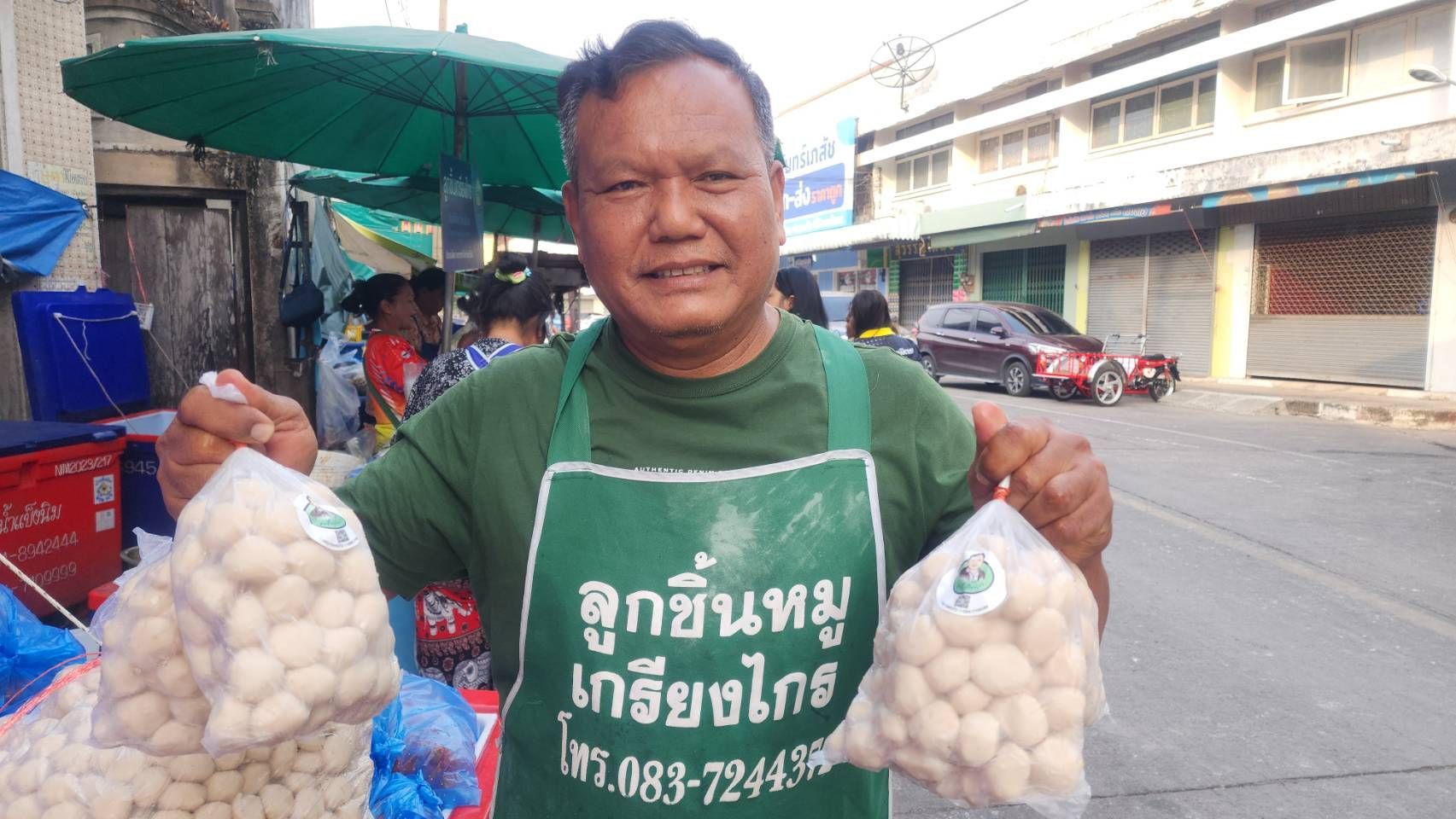 บุรีรัมย์ขายดี เทศกาลสงกรานต์ ลูกชิ้นยืนกิน หมูเกรียงไกร ผลิตวันละกว่า 100 กก. คนแห่ซื้อกิน หิ้วเป็นของฝาก 