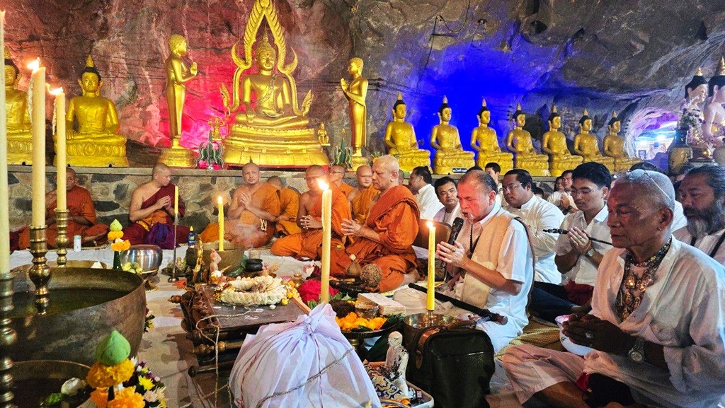 ถ้ำแตก!! สายมูแห่ร่วมพิธีไหว้ครู "วัดในเตา" คับคั่ง