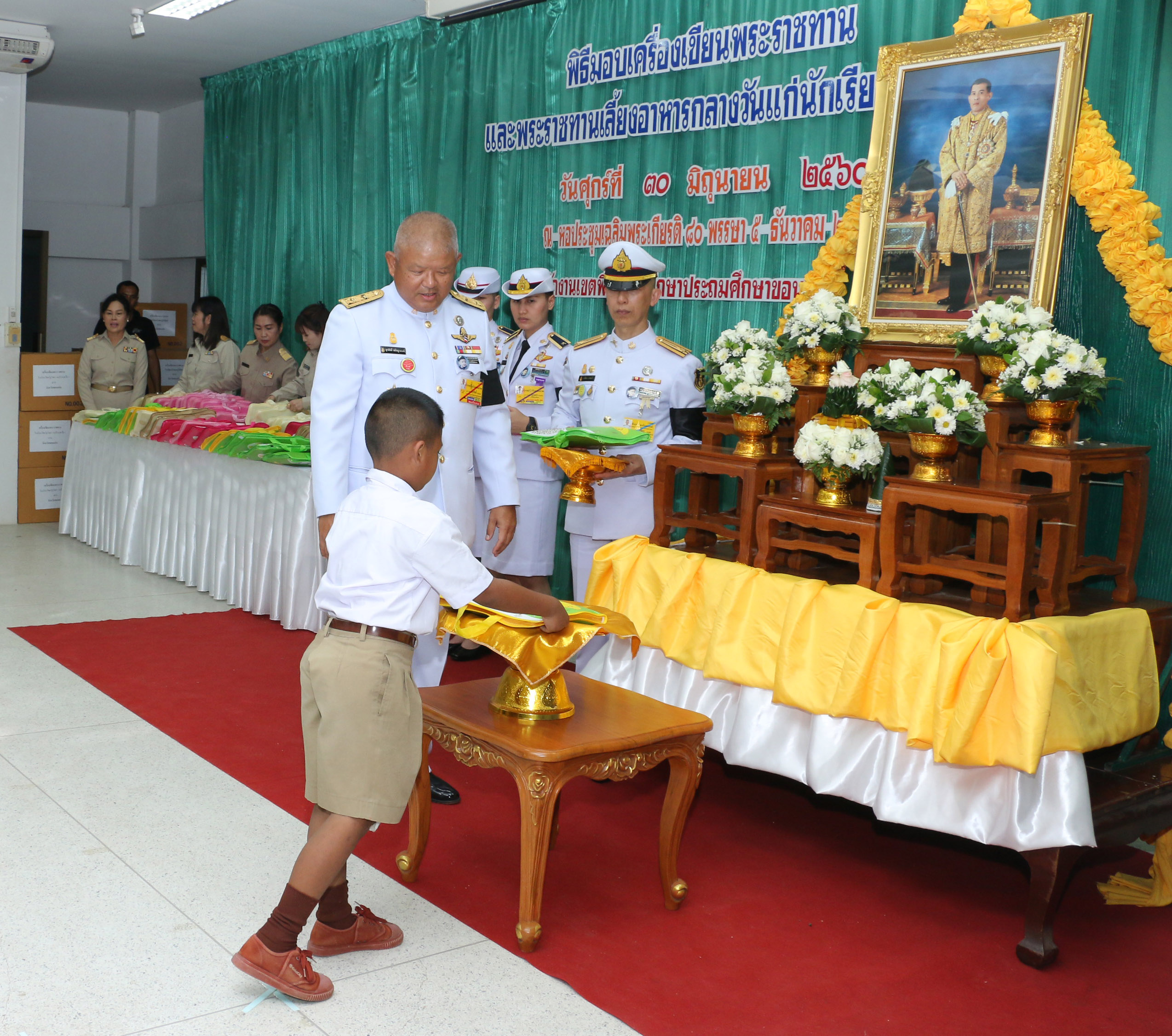 สมเด็จพระเจ้าอยู่หัว ทรงพระกรุณาโปรดเกล้าโปรดกระหม่อมให้เชิญอุปกรณ์การเรียนและเครื่องเขียนพระราชทานไปมอบแก่โรงเรียนในจังหวัดขอนแก่น