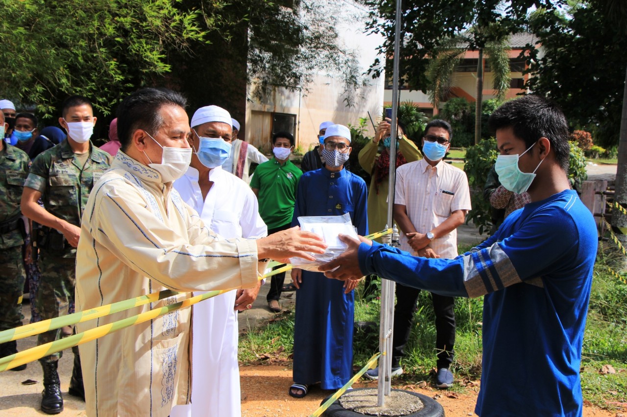 ผู้ว่าฯ นราฯ เยี่ยมให้กำลังใจผู้กักตัวสังเกตอาการในศูนย์ Local Quarantine อบต.บางปอ  พร้อมจัดกิจกรรมสร้างบรรยากาศในวันฮารีรายออีดิ้ลฟิตรีทั้ง 125 แห่ง