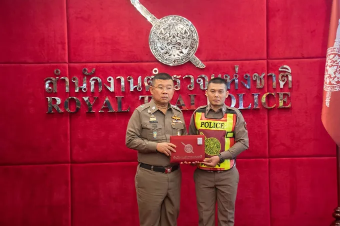  ผบ.ตร.มอบรางวัลผู้กองฮีโร่ช่วยหญิงชราป่วยติดเตียงจากเหตุเพลิงไหม้