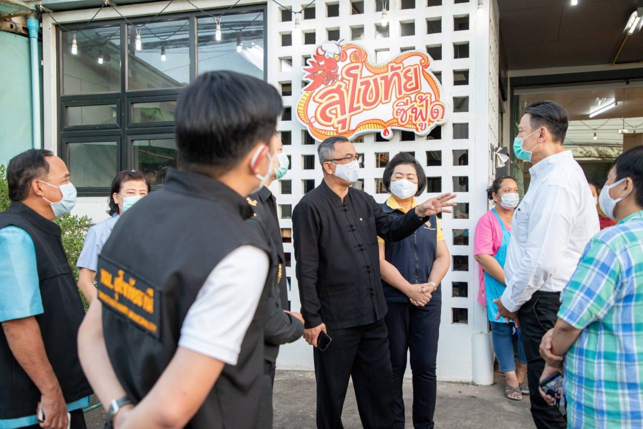 ผวจ.สุโขทัยนำทีมสธ.-คณะกรรมการโรคติดต่อฯออกตรวจร้านค้า-ร้านอาหารทะเลสร้างความมั่นใจผู้บริโภค