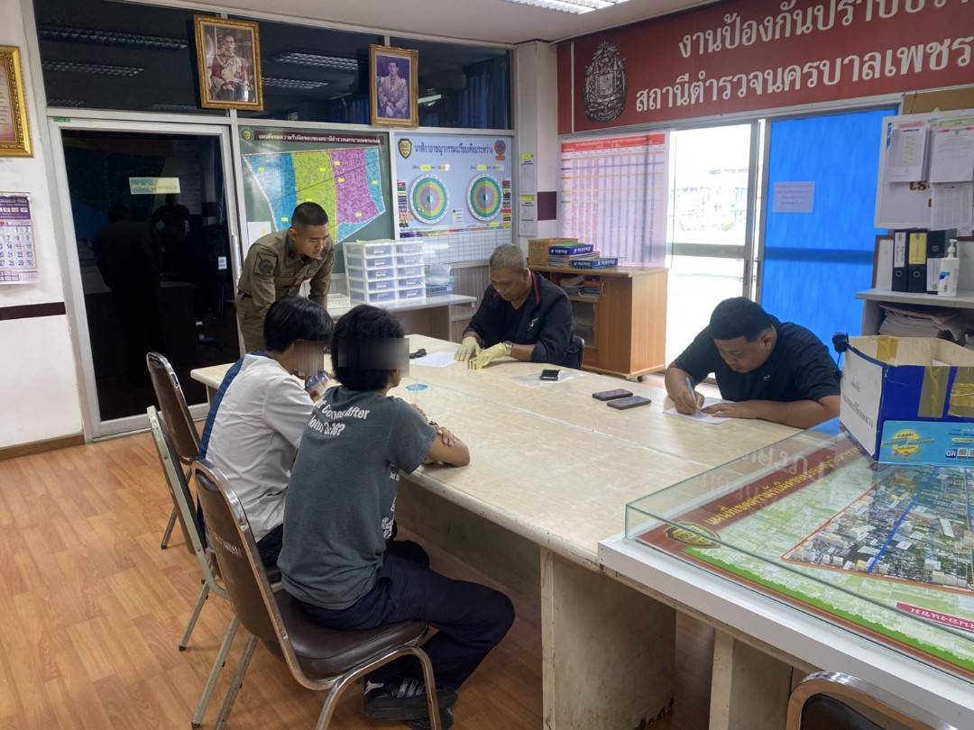 ตำรวจตั้งด่านรวบวัยรุ่นพกปืนไทยประดิษฐ์อ้างกล้วคู่อริต่างสถาบันจะมาก่อกวน 