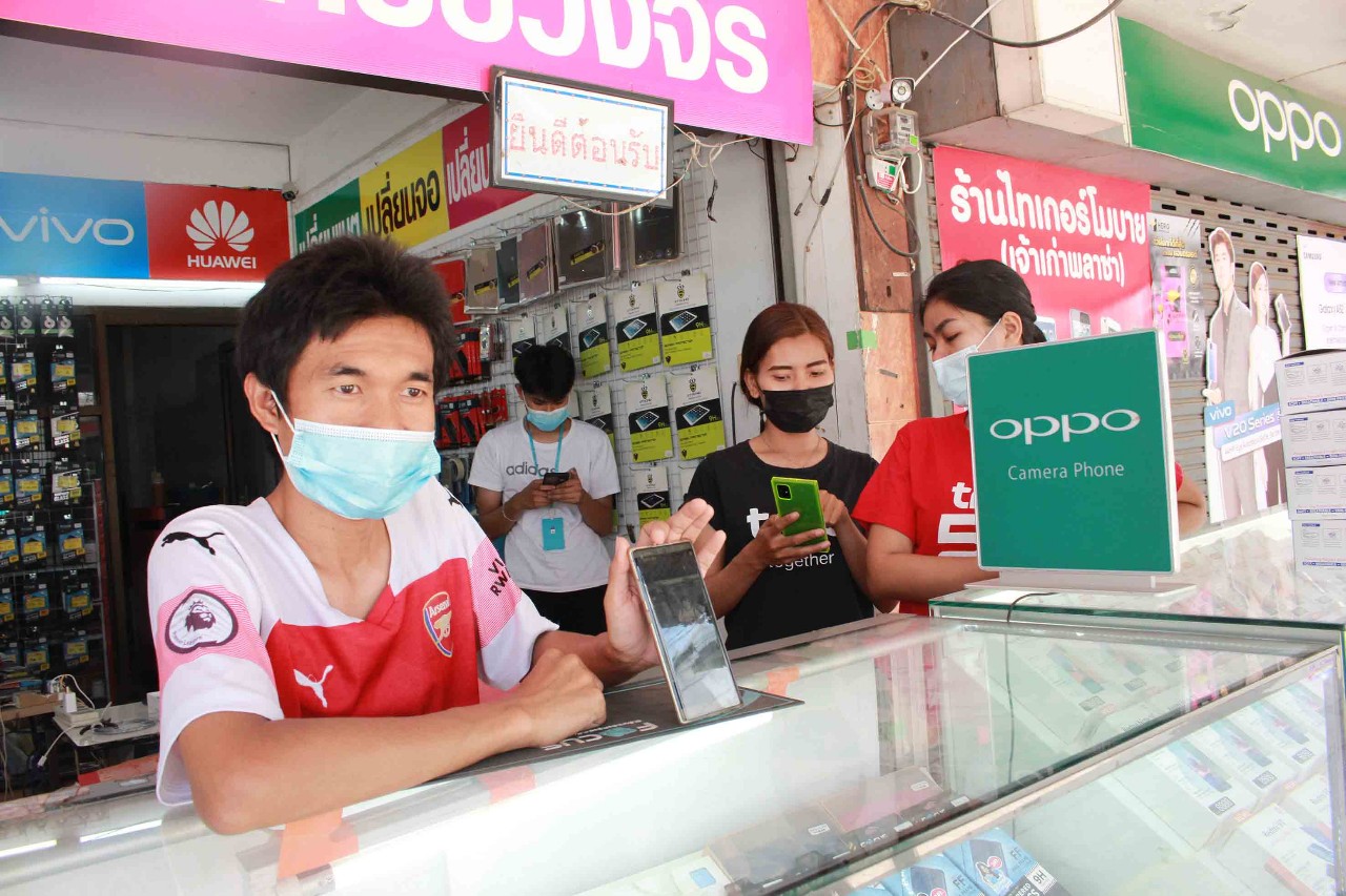 เตือนภัยกล้องวงจรปิด​ จับภาพสองโจรขโมยมือถือร้านขายโทรศัพท์