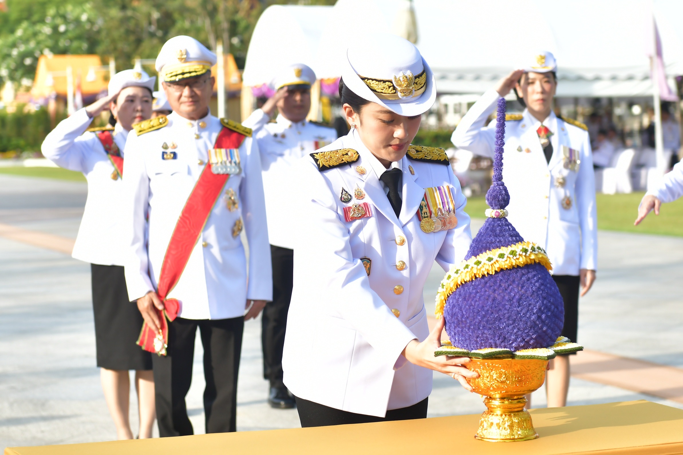 นายกฯ วางพานพุ่มดอกไม้ถวายราชสักการะ พระบรมรูปพระบาทสมเด็จพระพุทธยอดฟ้าจุฬาโลกมหาราช เนื่องในวันจักรี