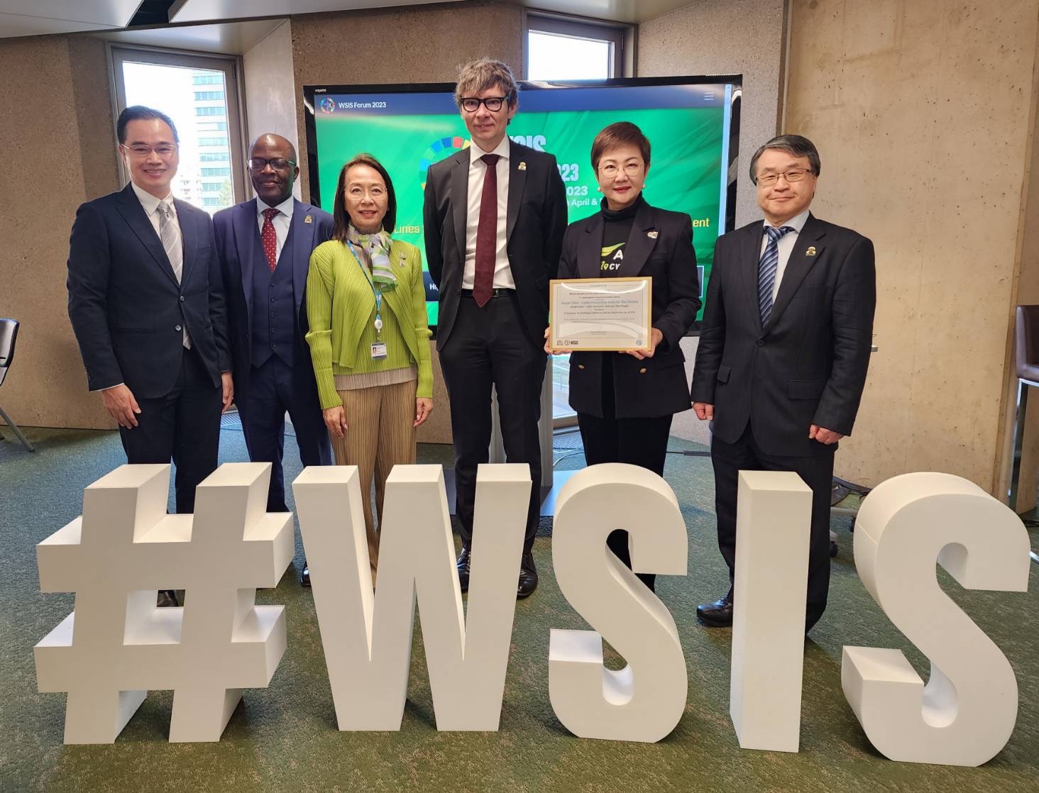 AIS โชว์ศักยภาพบนเวทีโลก ยืนหนึ่งองค์กรไทยตัวแทนประเทศ คว้ารางวัล WSIS Prize 2023