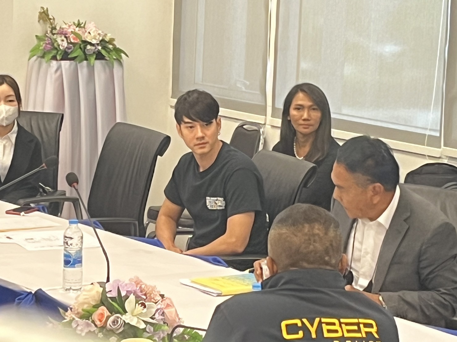 "มาริโอ้" เข้าพบพนักงานสอบสวน สอท.ให้ปากคำฐานะพยาน คดีเจาะระบบขนส่งทางบก แก้ไขข้อมูลสวมทะเบียนรถ